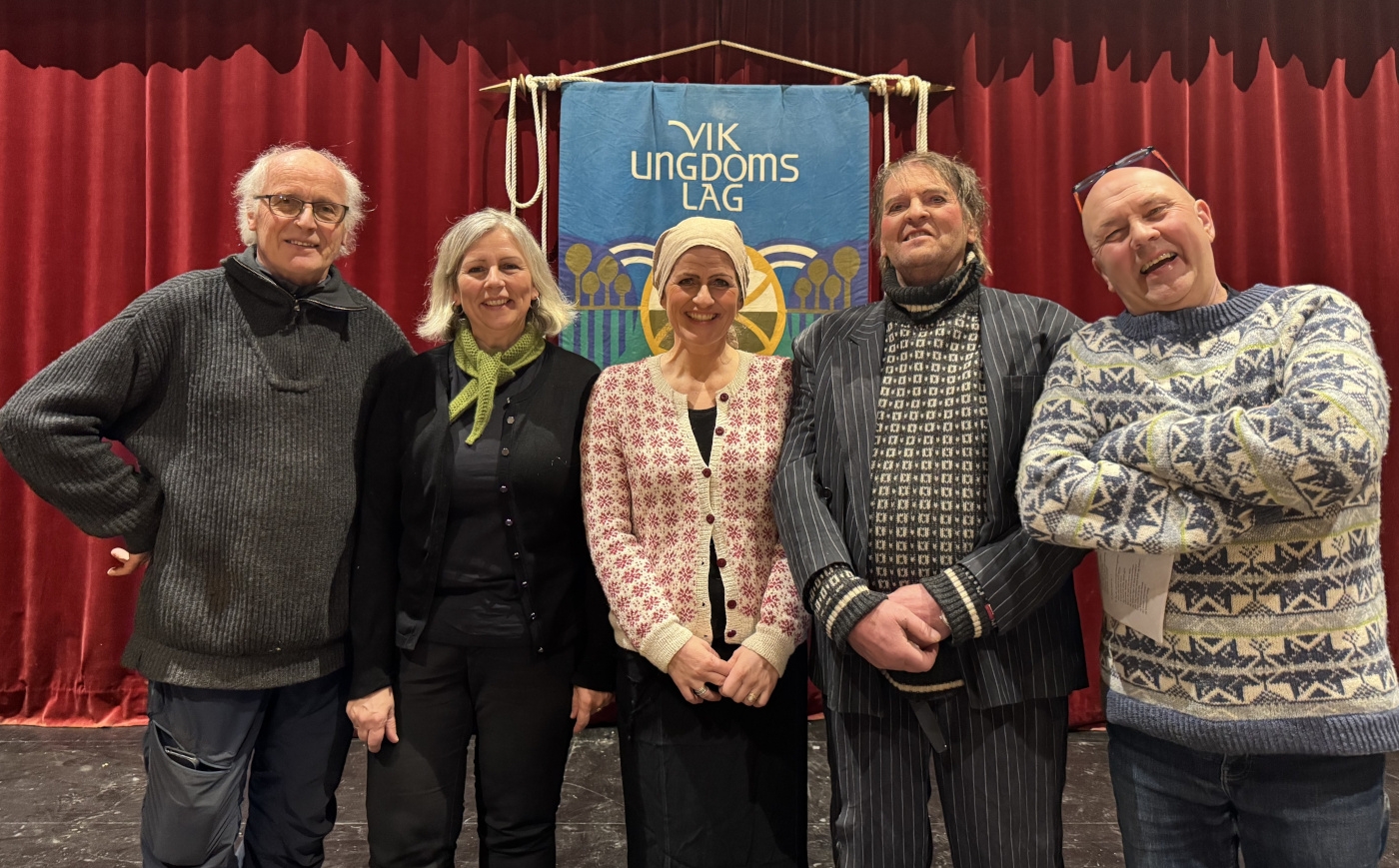 Frå ein av øvingskveldane: Tekstforfattar Jens Brekke, programleiar Hilde Espeland, Gunhild Brekke, Arnstein Hove og instruktør Morten Holmberg.
